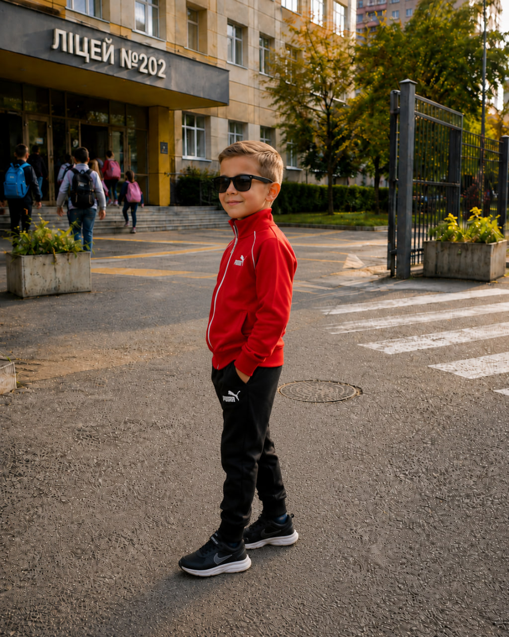 Червоний дитячий костюм Puma, вигляд збоку